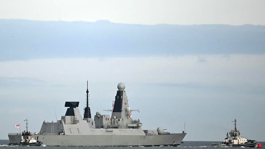 Le navire de guerre britannique HMS Dragon à Gibraltar sur sa route pour protéger Chypre