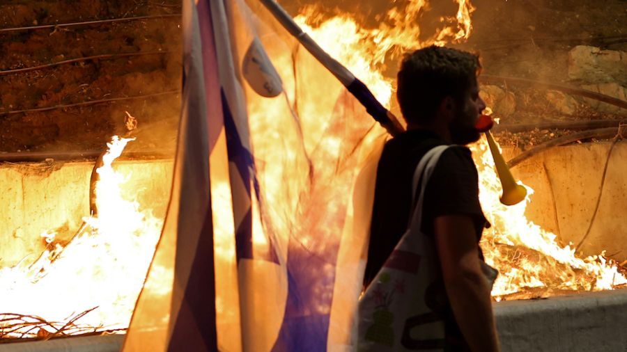 Israël: la réforme judiciaire progresse, la contestation ne faiblit pas