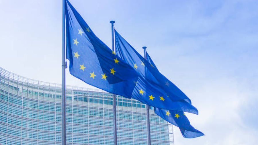Intelligence artificielle: l'UE prête à assouplir sa règlementation face à la concurrence américaine