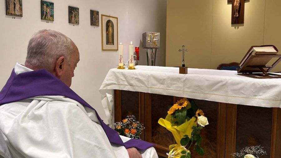 Le pape va mieux et pourrait apparaître dimanche en public