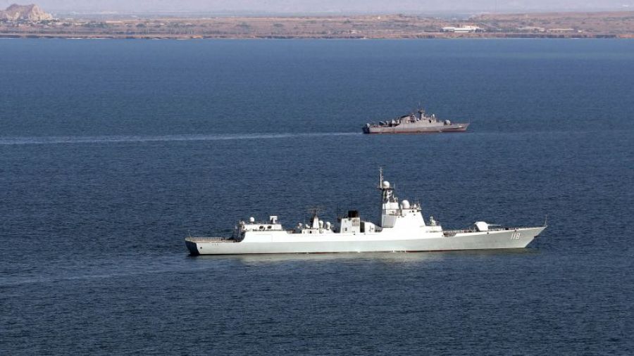 Un porte-conteneur visé par des tirs iraniens au large d'Oman 