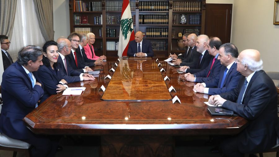 Aoun presse pour le retrait israélien devant une délégation du Parlement français