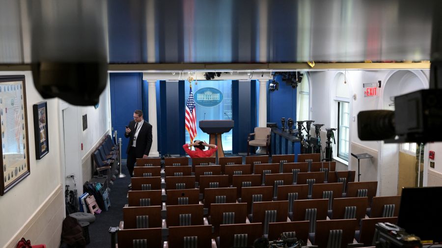 Exclus de la Maison Blanche par Trump, trois médias américains saisissent la justice