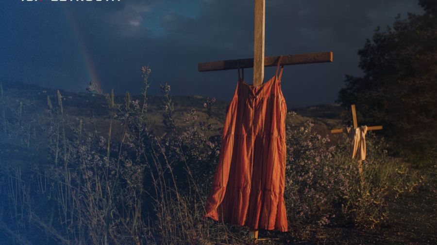 Des robes de petites filles accrochées sur des croix