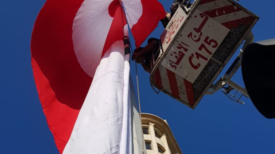 Les pompiers de Beyrouth hissent le drapeau libanais à Sassine