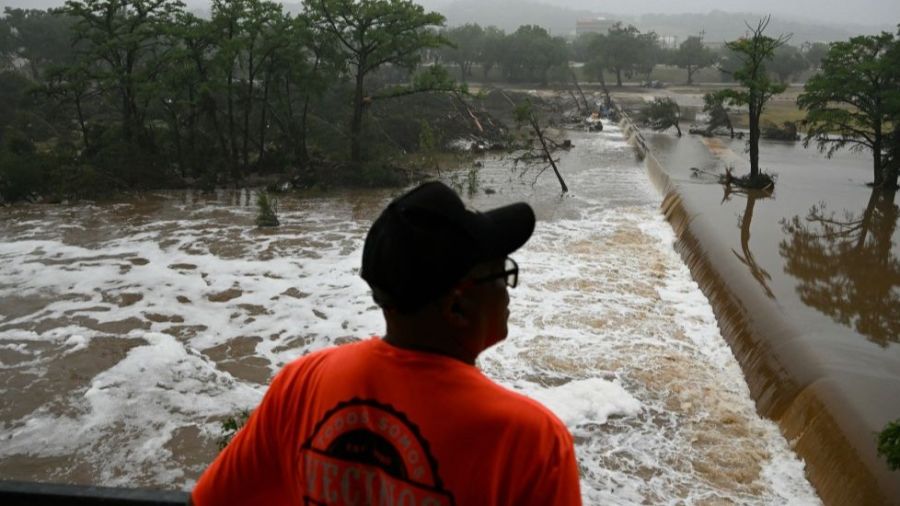 Inondations au Texas: au moins 50 morts, une trentaine d'enfants portés disparus