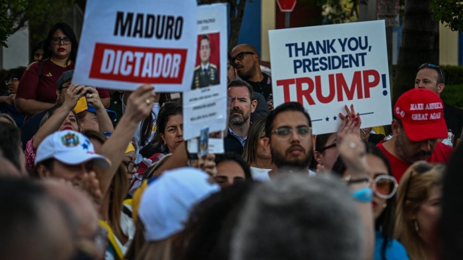 Trump assure que les États-Unis dirigent le Venezuela, avant une comparution de Maduro