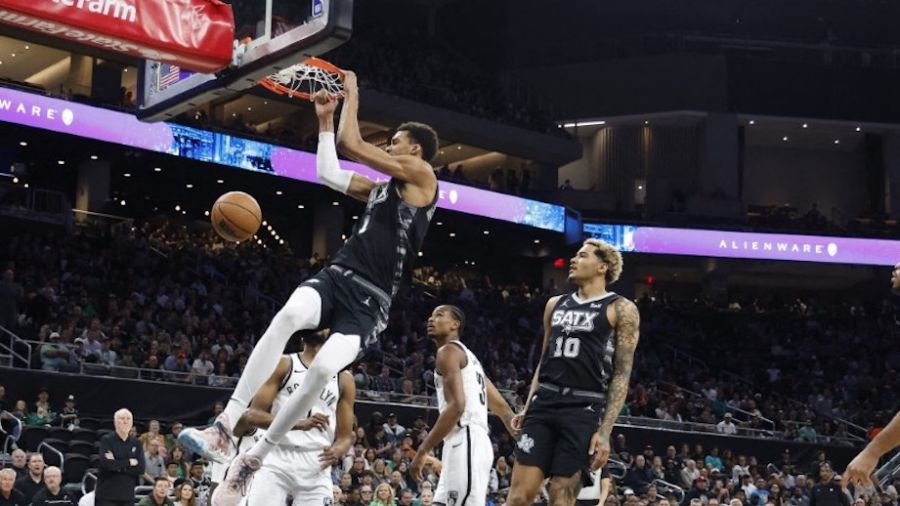 NBA: Wembanyama brillant, Irving à la sirène