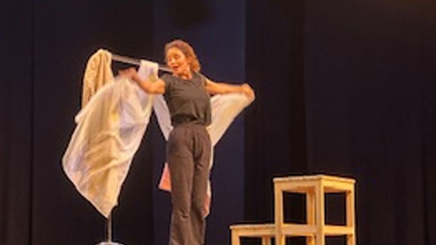 «Chou mnelbous»? ou l’intensité scénique d’Anjo Rihane
