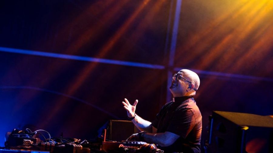 Le curé DJ portugais qui électrise les foules