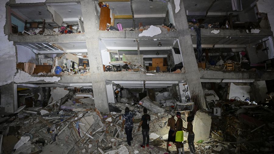 Les rescapés du double séisme au Venezuela s'en remettent à la solidarité