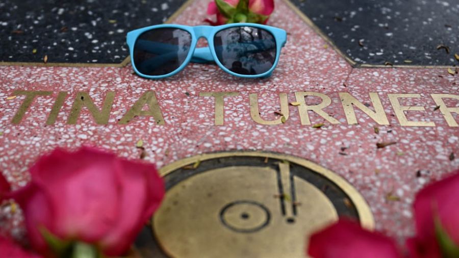 Émotion et recueillement devant la demeure de Tina Turner