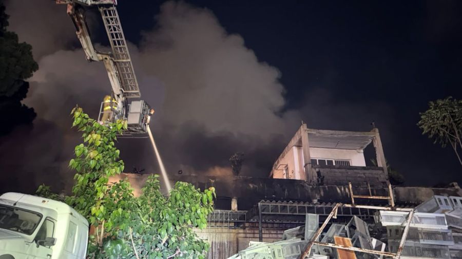 La Défense civile maîtrise l'incendie dans des entrepôts du ministère des Télécommunications à Dekouané