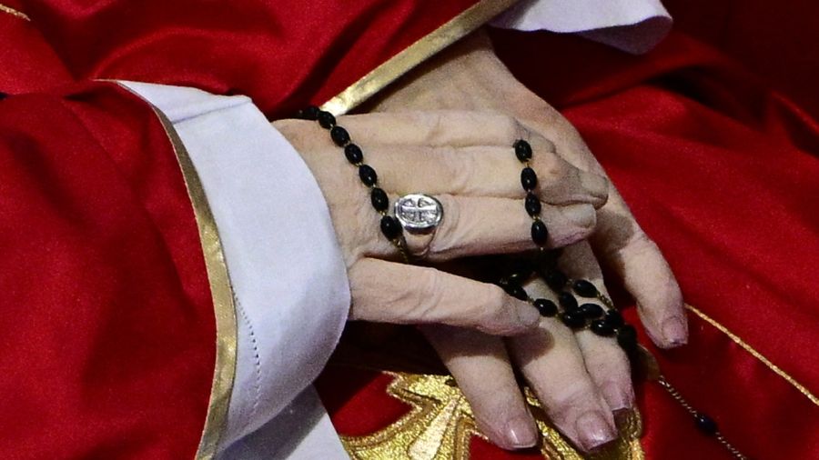 Pourquoi certains bijoux du pape sont-ils détruits après sa mort?