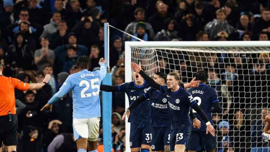 Angleterre: City cale, Liverpool et Arsenal foncent