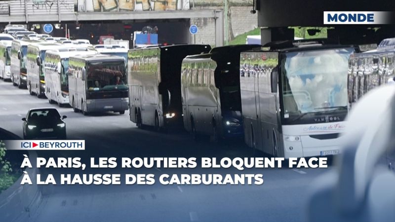 À Paris, les routiers bloquent face à la hausse des carburants