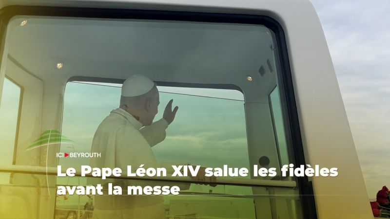 Le Pape Léon XIV salue les fidèles avant la messe